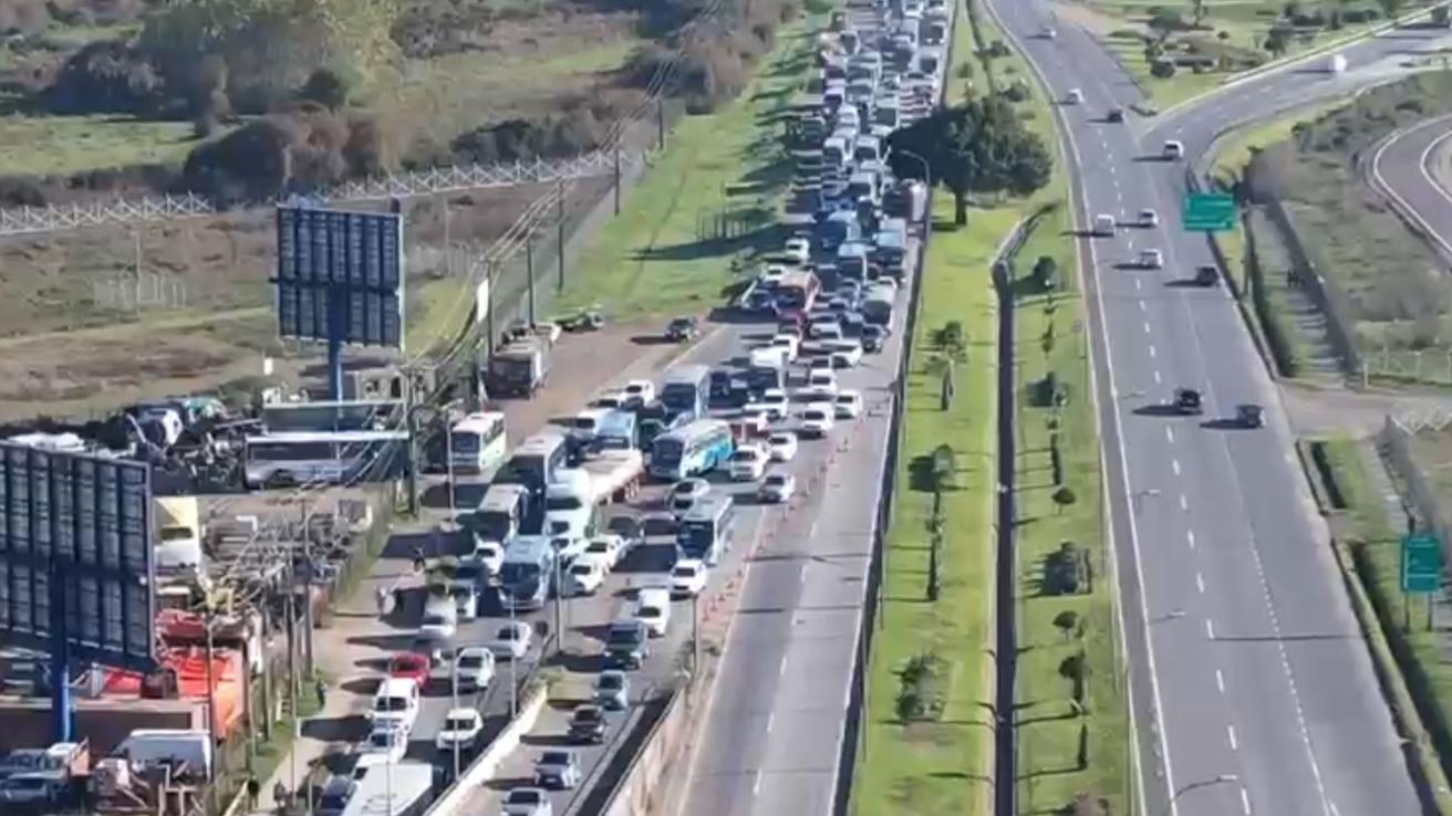 Conductores de micros del Gran Concepción aseguran que recibirán multas por desvíos durante el colapso vial que causó accidente