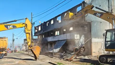 Parte demolición de edificios en Ríos de Chile de Lirquén bajo tenso momento entre vecinas y ministro Iván Poduje