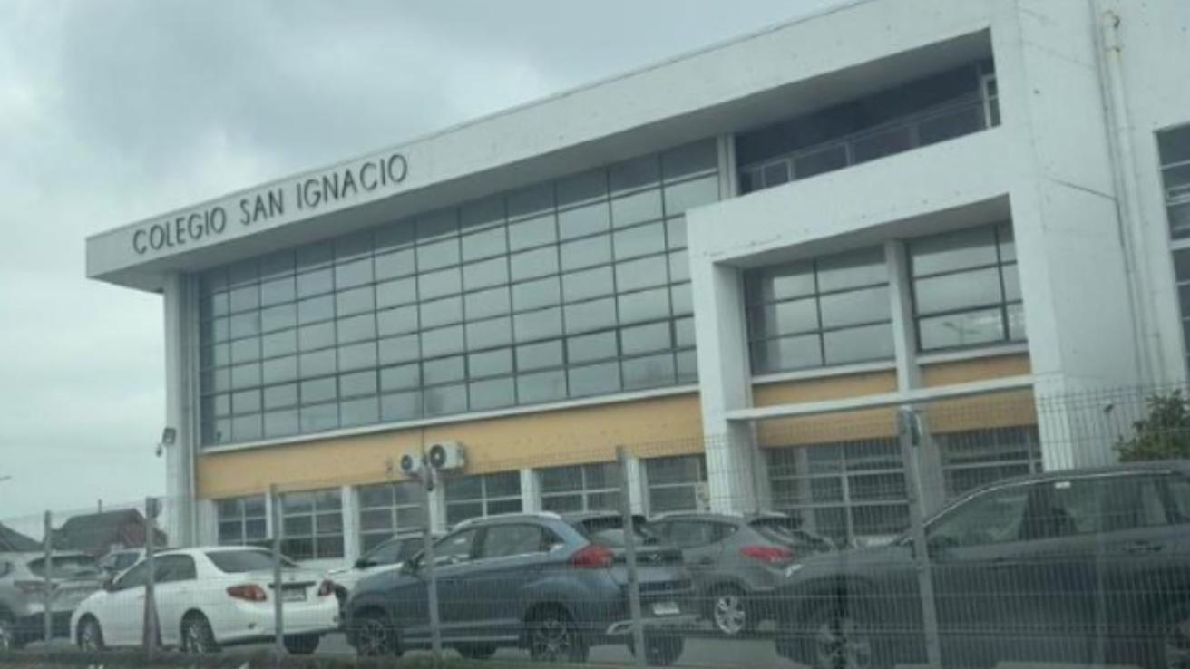 Estudiante sufre caída de altura en colegio del Gran Concepción: Lo trasladan grave al Hospital Regional