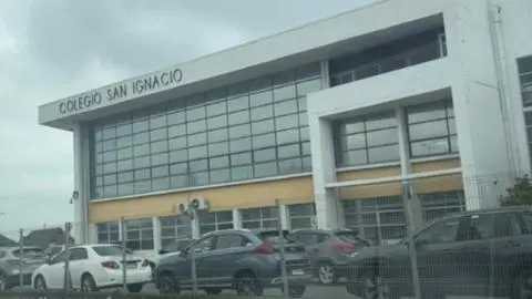 Estudiante sufre caída de altura en colegio del Gran Concepción: Lo trasladan grave al Hospital Regional