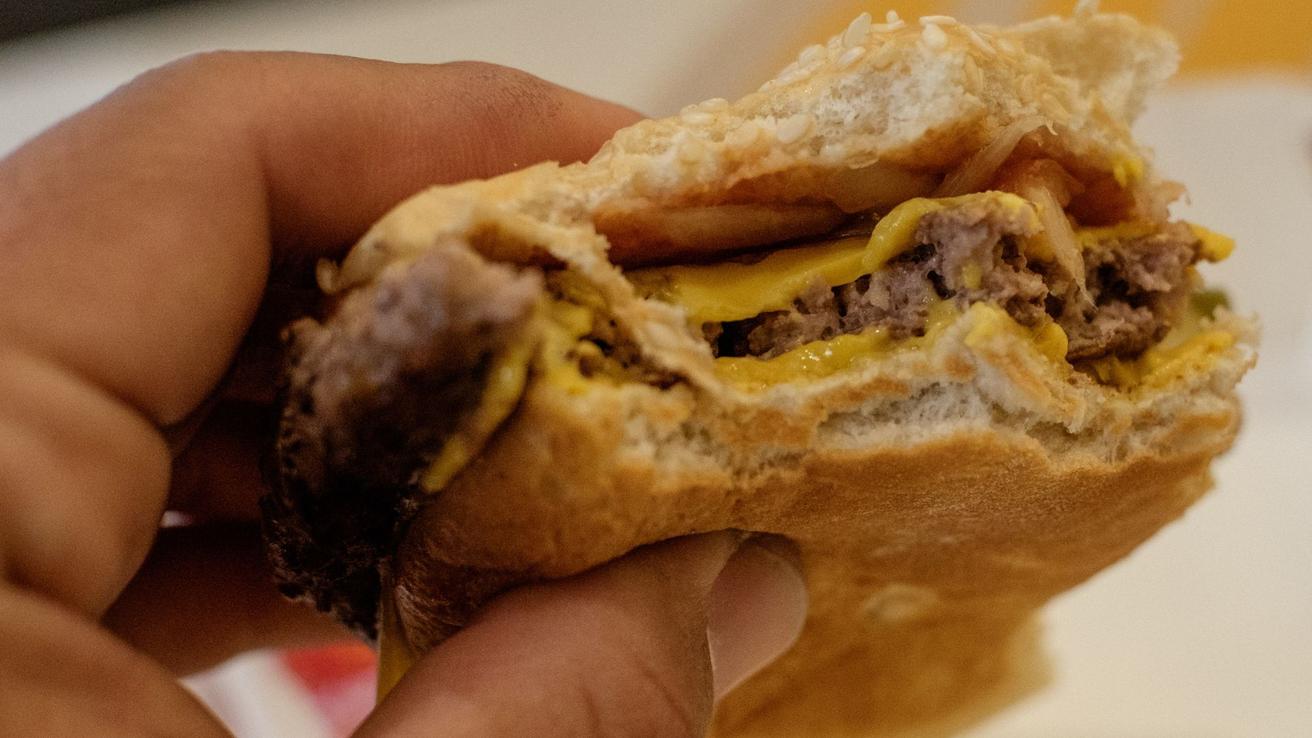 “Que esto sirva de lección”: Familia del Biobío tras muerte de niño de 8 años tras comer hamburguesa en local de su comuna