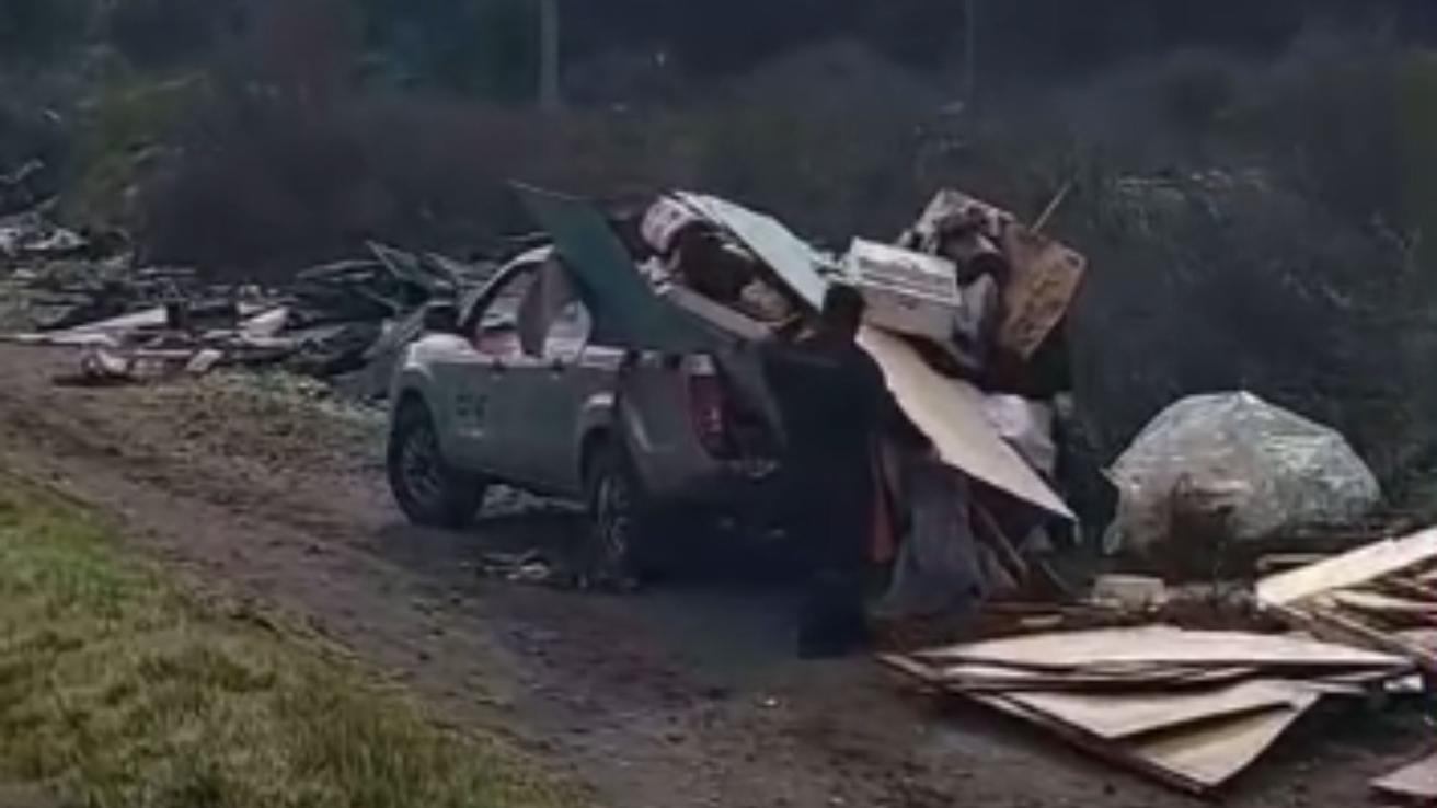 Sorprenden a sujetos descargando vehículo del Grupo CAP lleno de basura al pie del Cerro La U y a metros de humedal en Talcahuano