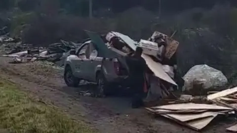 Sorprenden a sujetos descargando vehículo del Grupo CAP lleno de basura al pie del Cerro La U y a metros de humedal en Talcahuano