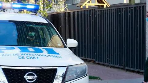 Delincuentes maniataron a familia durante violento asalto a vivienda: Botaron el portón para escapar en la comuna de San Miguel