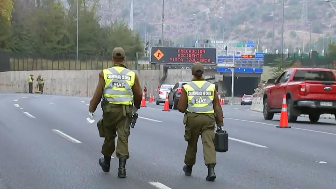 Chocó contra un muro de contención: Conductor de motocicleta fallece tras grave accidente en la autopista Costanera Norte