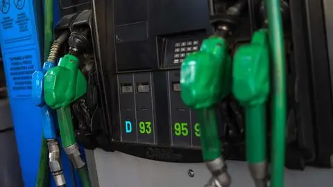Estos conductores pueden recibir bono de hasta $600 mil para cargar combustible