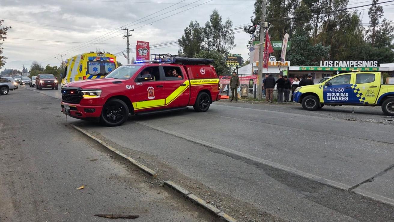 Automóvil colisionó con un camión: Niña de 8 años y su padre fallecen tras grave accidente en ruta de Linares