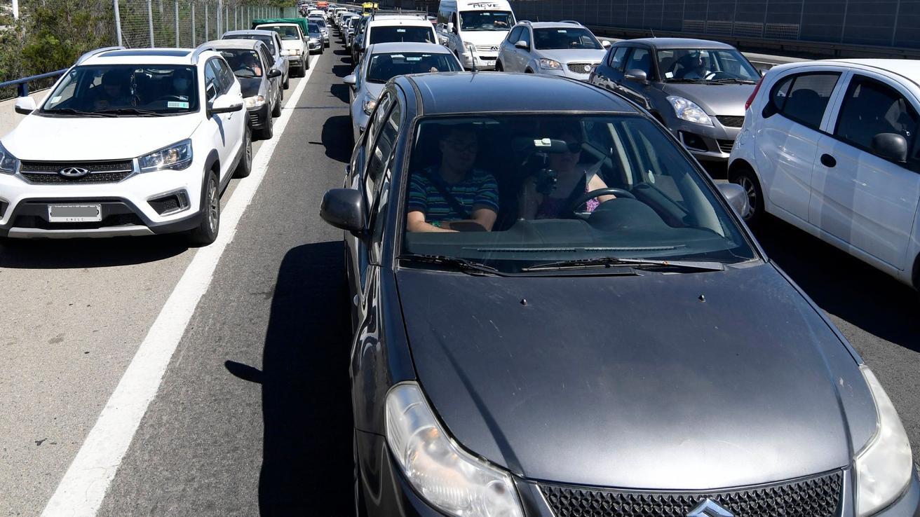 Este día comienza la restricción vehicular 2026 en Santiago: revisa las zonas, horarios y autos afectados