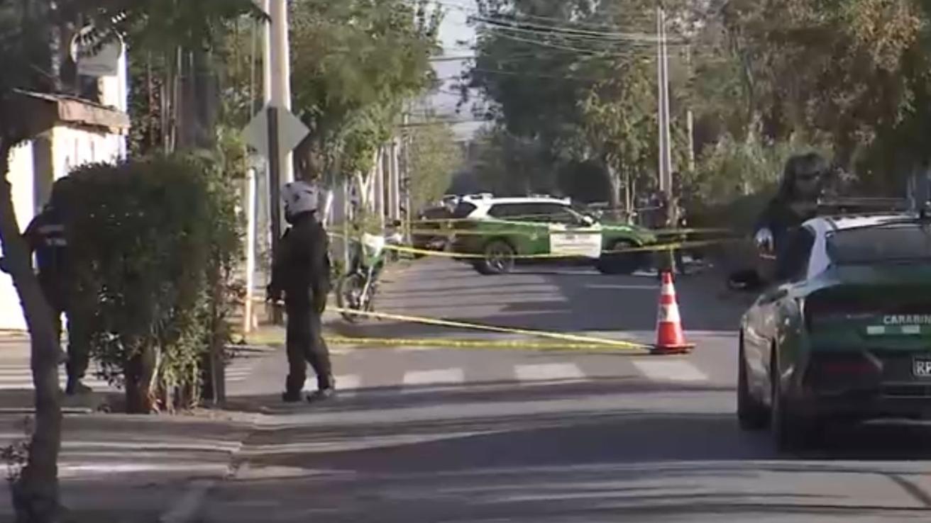 Fueron hallados dentro de un auto: Tiroteo frente a un colegio deja un muerto y un herido en riesgo vital en Pedro Aguirre Cerda