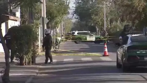 Fueron hallados dentro de un auto: Tiroteo frente a un colegio deja un muerto y un herido en riesgo vital en Pedro Aguirre Cerda