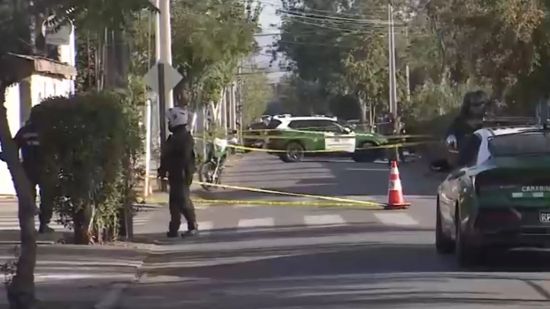 Fueron hallados dentro de un auto: Tiroteo frente a un colegio deja un muerto y un herido en riesgo vital en Pedro Aguirre Cerda