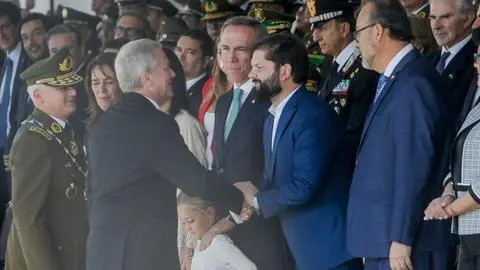 Video: Así fue el saludo entre José Antonio Kast y Gabriel Boric en la ceremonia del aniversario de Carabineros