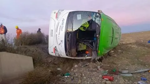 Al menos nueve fallecidos y más de 20 heridos tras volcamiento de bus de empresa chilena en ruta de Bolivia