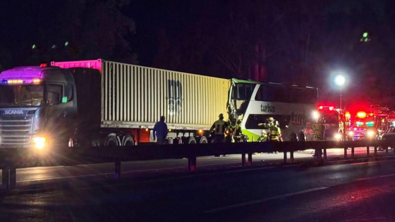 Colisión entre bus con pasajeros y camión deja al menos 20 personas heridas en la Ruta 68 a la altura de Casablanca