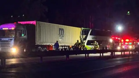 Colisión entre bus con pasajeros y camión deja al menos 20 personas heridas en la Ruta 68 a la altura de Casablanca