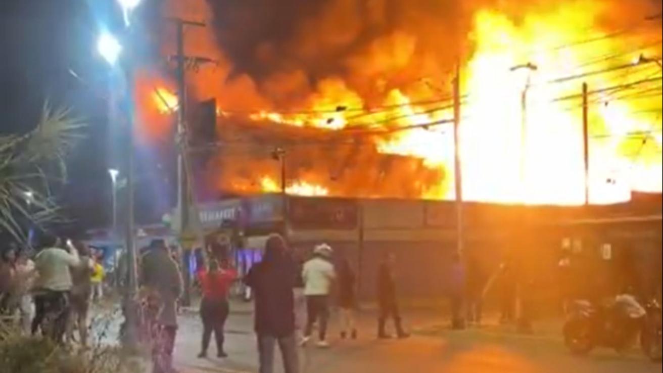Dos adultos mayores mueren en incendio al interior de minimarket en Padre Hurtado
