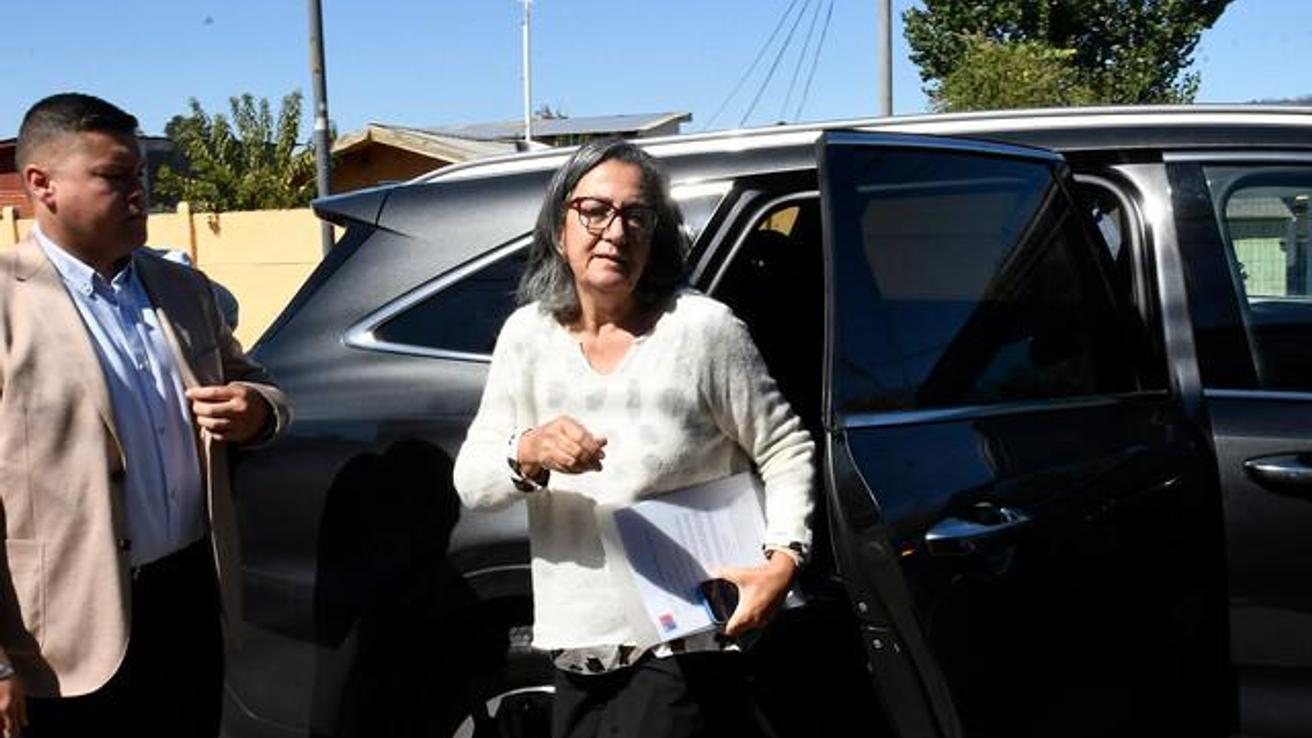 Ministra de Salud contradice a municipio por despidos de 50 funcionarios en Chiguayante: Dice que es porque hay menos inscritos en salud primaria