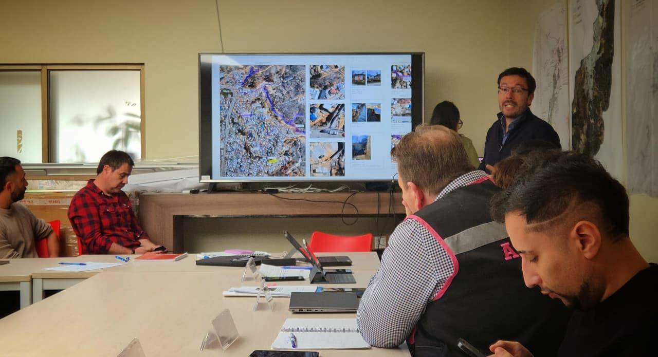 Municipalidad de Penco y entes gubernamentales elaboran plan para mitigar efectos del invierno en zonas afectadas por las llamas
