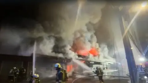 Incendio afecta a locales del Mercado Central de Concepción