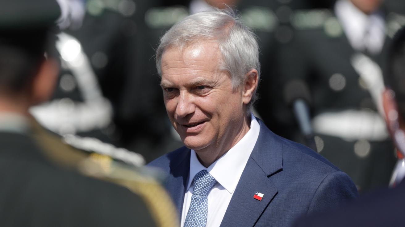 Aprobación de presidente Kast en caída libre: Bajó seis puntos y llega a 36%