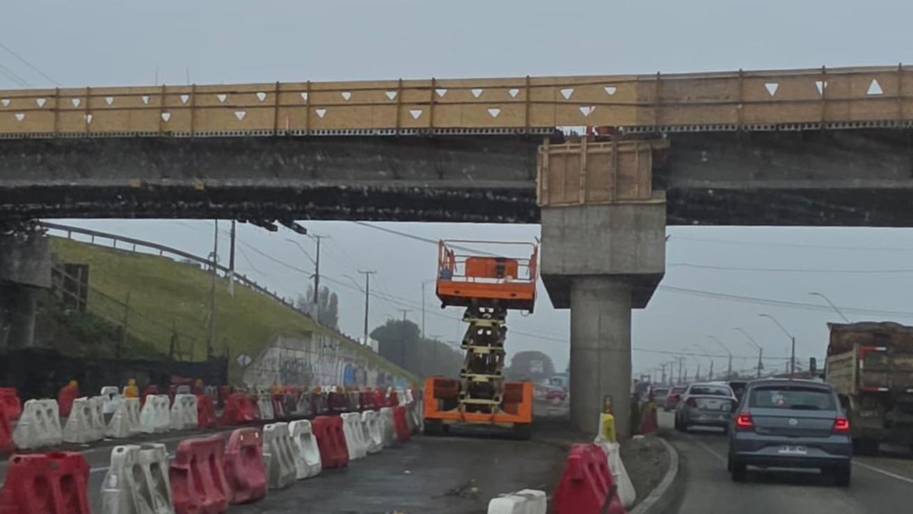Trabajadores denuncian sueldos impagos y malas condiciones en obras del Puente Perales: faenas estarían paralizadas en señal de protesta