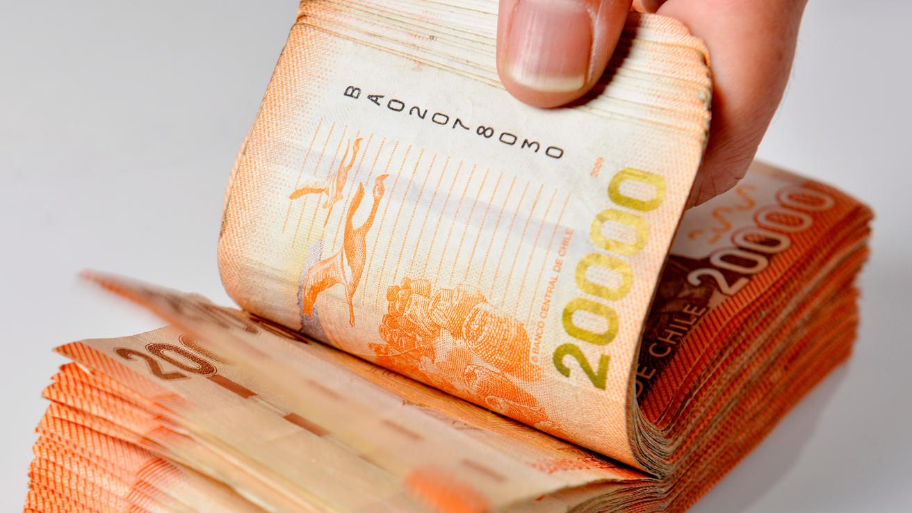 Funcionarios públicos con sueldos de hasta $13 millones mantienen deudas universitarias: abren investigación en distintas instituciones