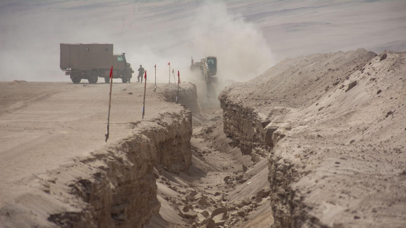 En qué está la zanja que se construye en la frontera norte de Chile