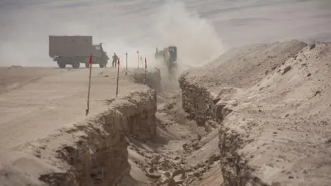 En qué está la zanja que se construye en la frontera norte de Chile
