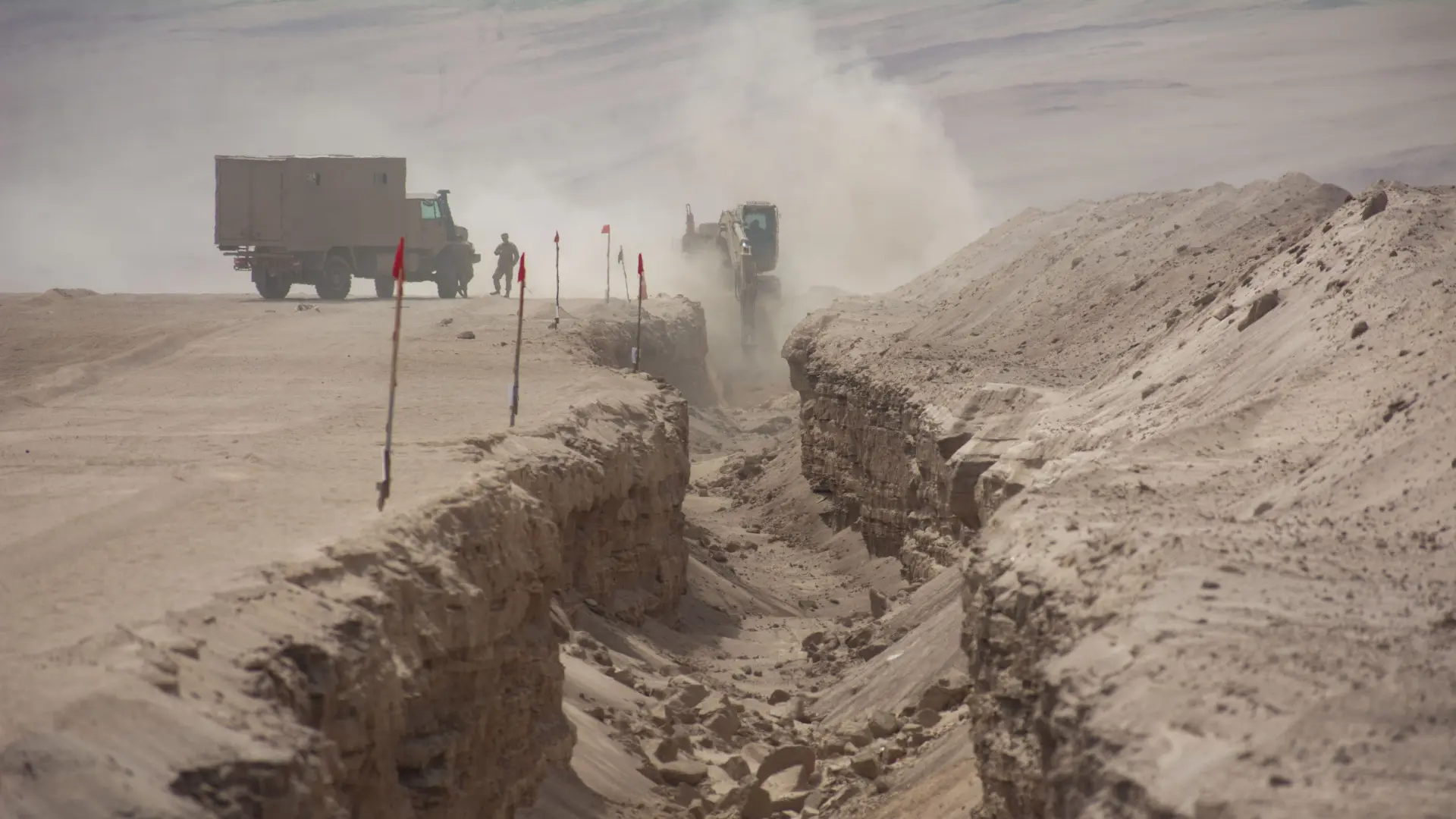 En qué está la zanja que se construye en la frontera norte de Chile