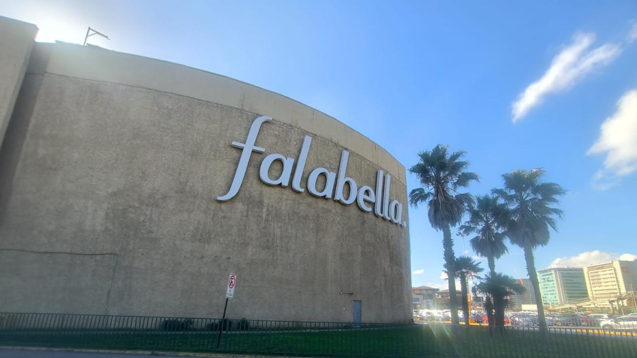 Trabajadores de Falabella Concepción se reúnen con senador Saavedra por conflicto en reducción de jornadas laborales y ratifican protestas
