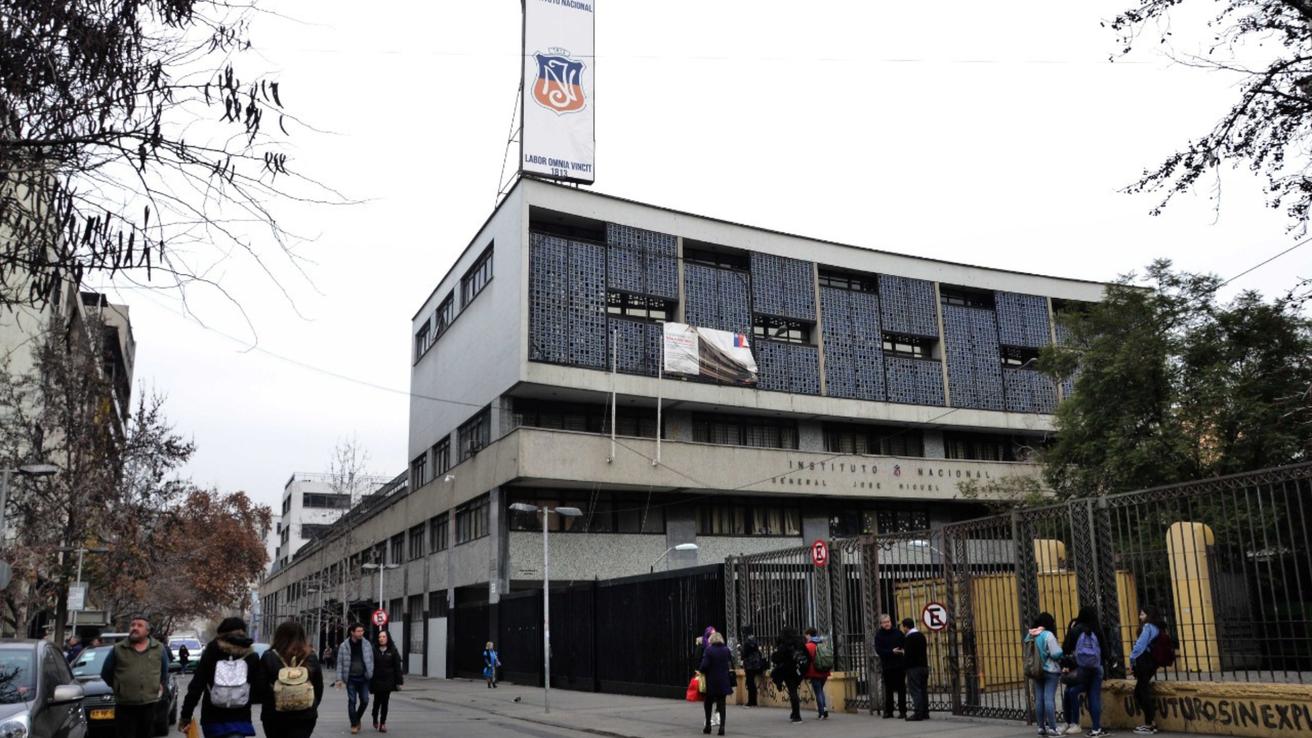Contraloría ordena reubicar a estudiantes sancionados por violencia que siguen en colegios emblemáticos