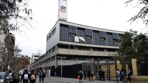 Contraloría ordena reubicar a estudiantes sancionados por violencia que siguen en colegios emblemáticos
