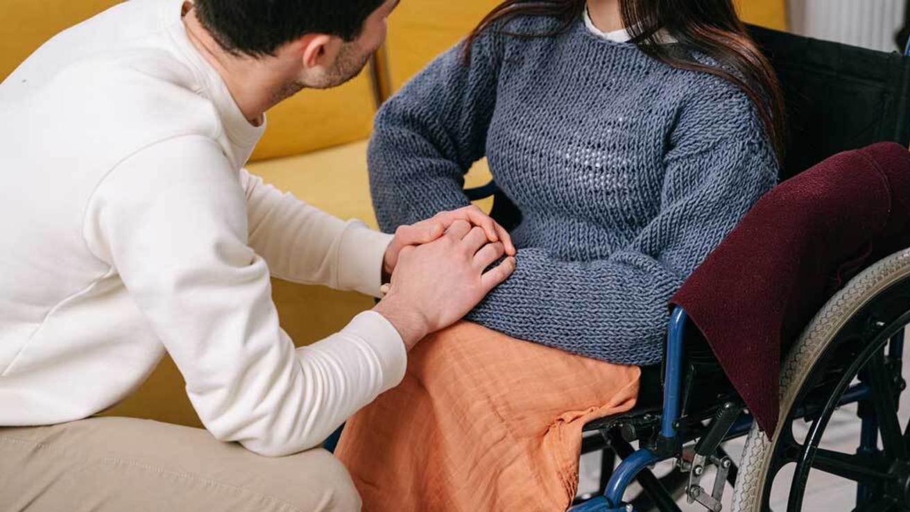 Cómo solicitar la credencial de persona cuidadora y obtener atención preferente en hasta 10 servicios