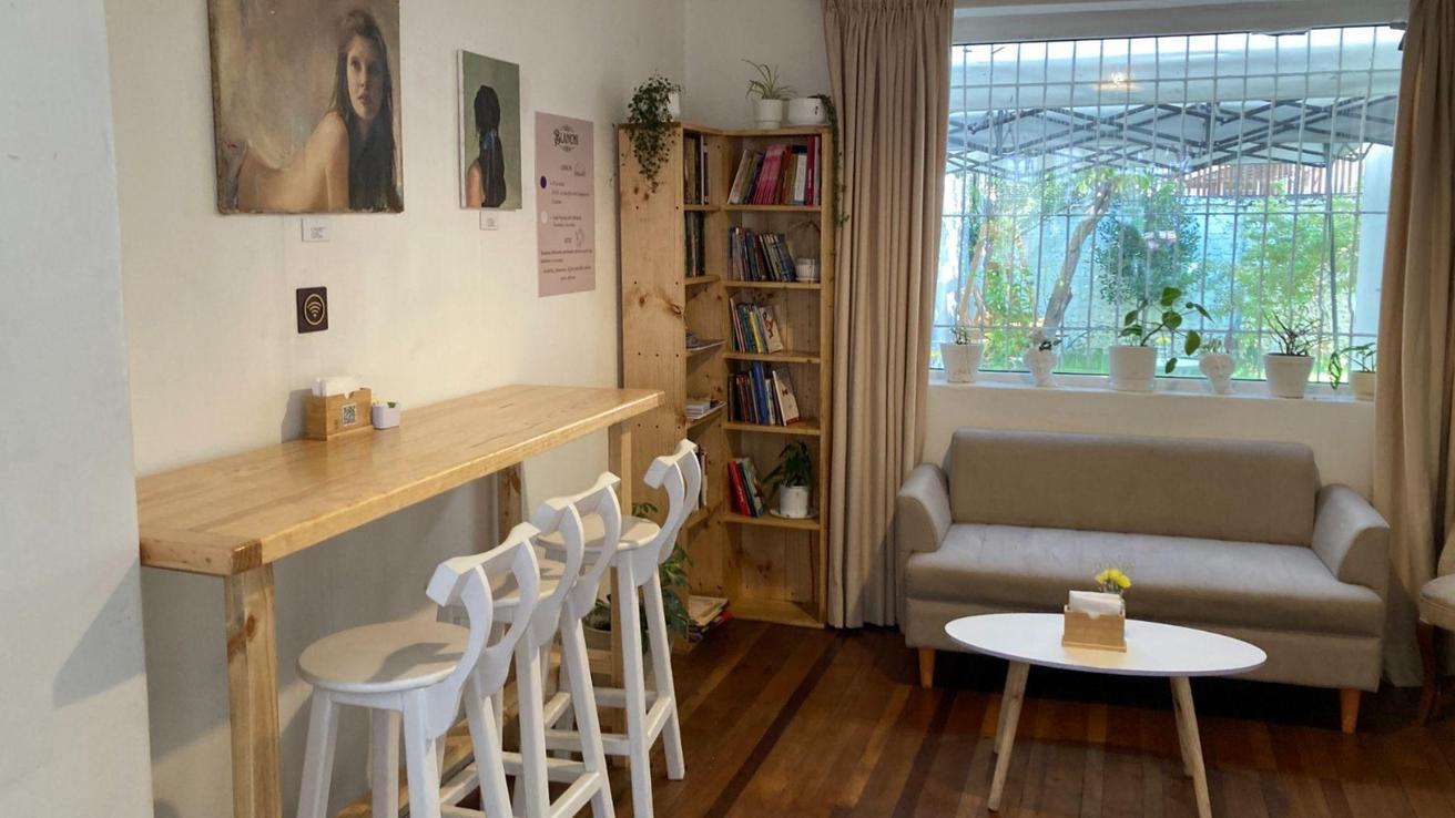 Lectores de Concepción encuentran un nuevo espacio en el café literario Blanchi