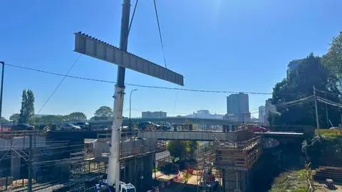 Instalan las primeras vigas del Puente Esmeralda en Concepción: Será amigable con barrios cercanos, peatones y ciclistas