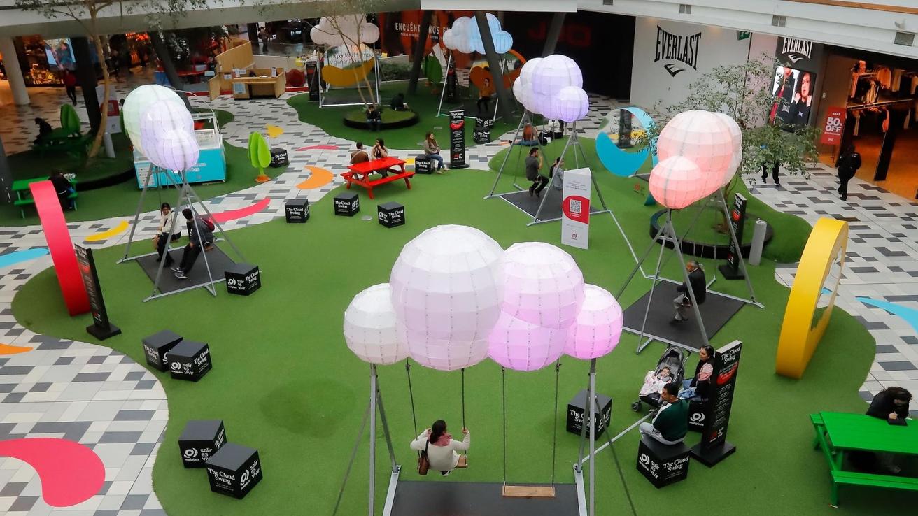 Impresionantes columpios de nube llegan del Burning Man a mall del Gran Concepción