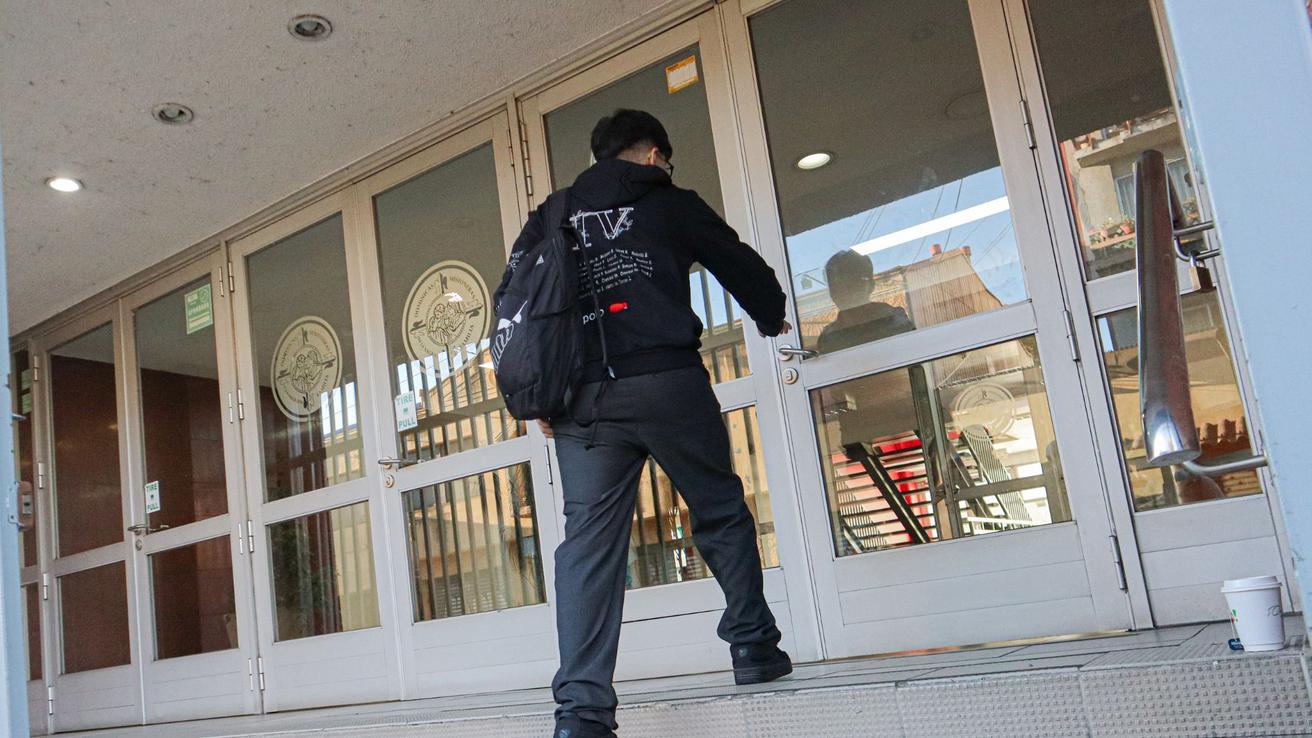 El problema de fondo de las amenazas de tiroteo en centros educacionales y cómo abordarlo, explica académico de Concepción