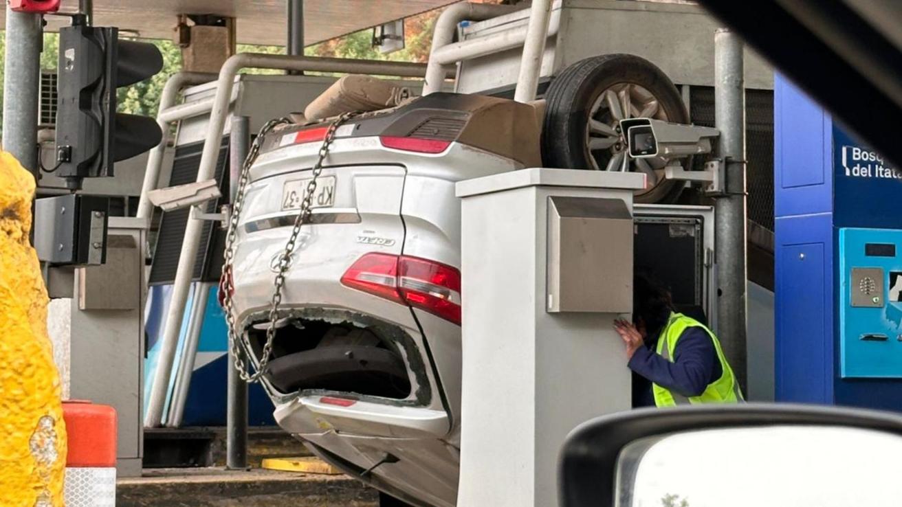 Auto termina volcado en Peaje Agua Amarilla: dos personas resultaron lesionadas