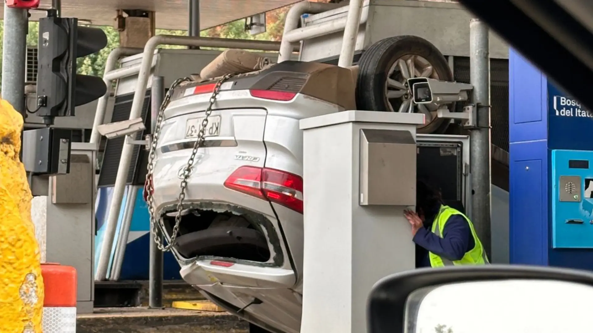 Auto termina volcado en Peaje Agua Amarilla: dos personas resultaron lesionadas