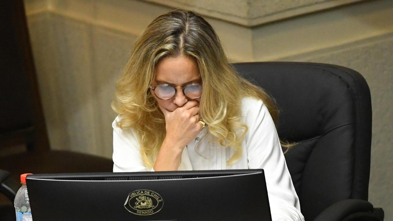 “Ellos van a la guerra, nosotras nos quedamos en casa”: Senadora Kaiser cuestiona Ministerio de la Mujer y plantea uno de hombres