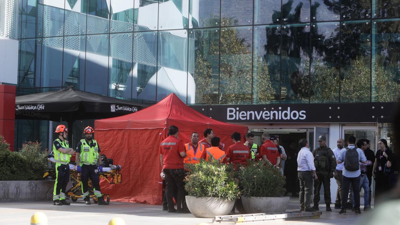 Dos lesionados y más de 500 personas evacuadas tras incendio que se originó en restaurante del Mallplaza Los Dominicos
