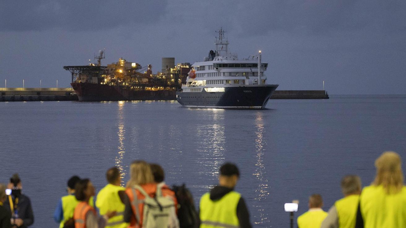 Comienza desembarco de los primeros pasajeros del crucero MV Hondius tras brote de hantavirus