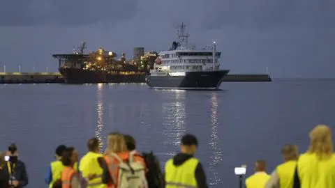 Comienza desembarco de los primeros pasajeros del crucero MV Hondius tras brote de hantavirus