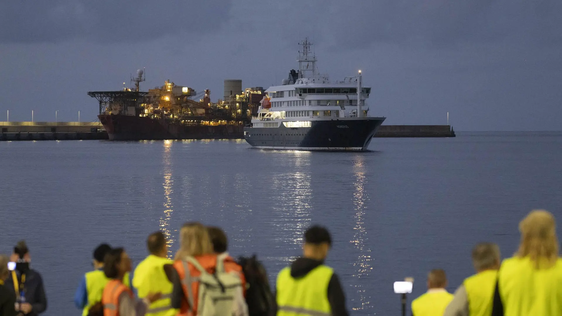 Comienza desembarco de los primeros pasajeros del crucero MV Hondius tras brote de hantavirus