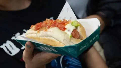 Se acabó el misterio: Dominó reveló por qué el tomate va sobre la palta en el completo
