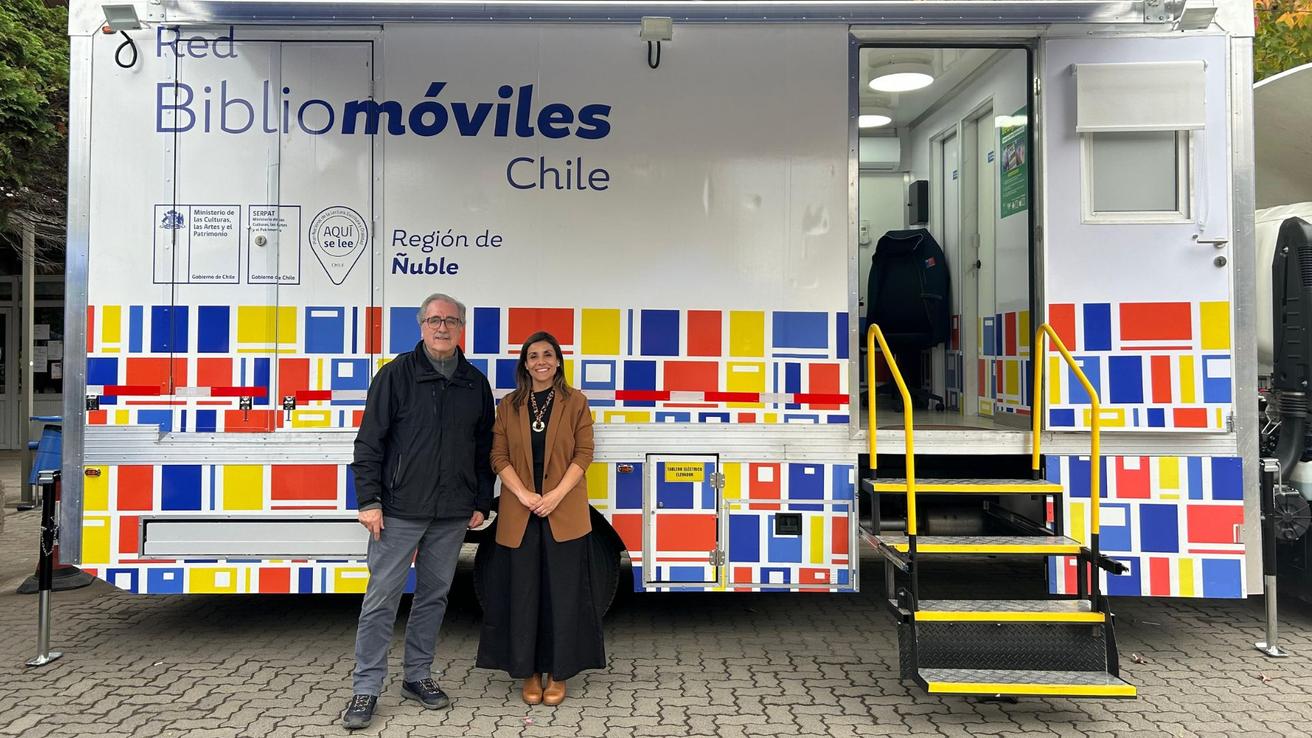Inauguran bibliomóvil que llevará lecturas a zonas rurales de Ñuble