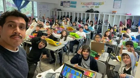 Profesor se viraliza por enseñar rock chileno en clases de música: “Conecta a los estudiantes con su familia”
