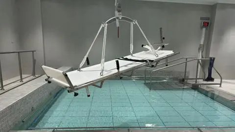 Instalan la primera piscina terapéutica en la red pública del país: funcionará en el Hospital Regional de Ñuble
