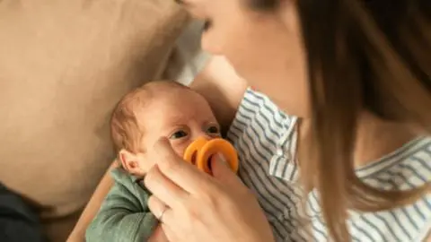 Última convocatoria del programa Conversemos Mamá de Fundación Luksic: La iniciativa donde madres pueden consultar dudas y miedos a profesionales por WhatsApp