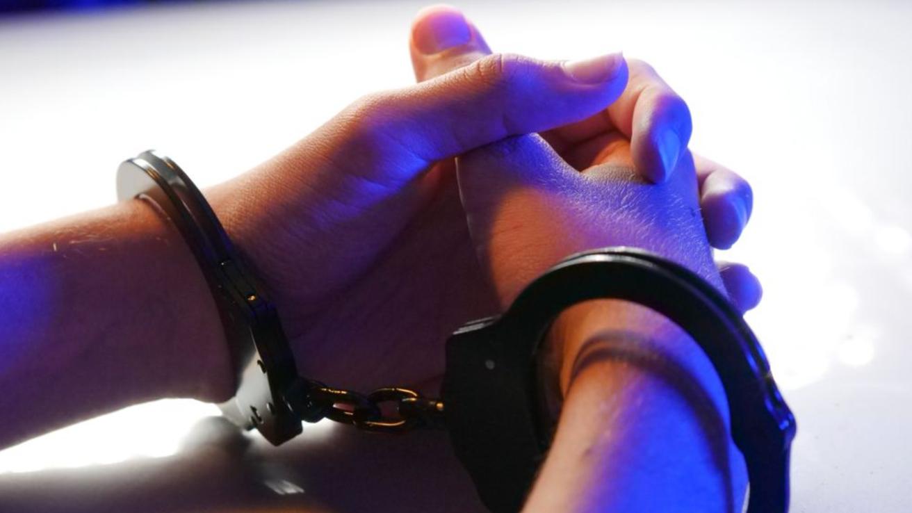Alumno de 14 años es detenido tras agredir a su profesor con arma de fogueo en Quinta Normal